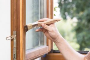 Jak skutecznie malować okna drewniane? Porady eksperta na wyciągnięcie ręki