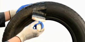 Jak skutecznie malować opony? Kompendium wiedzy dla pasjonatów DIY