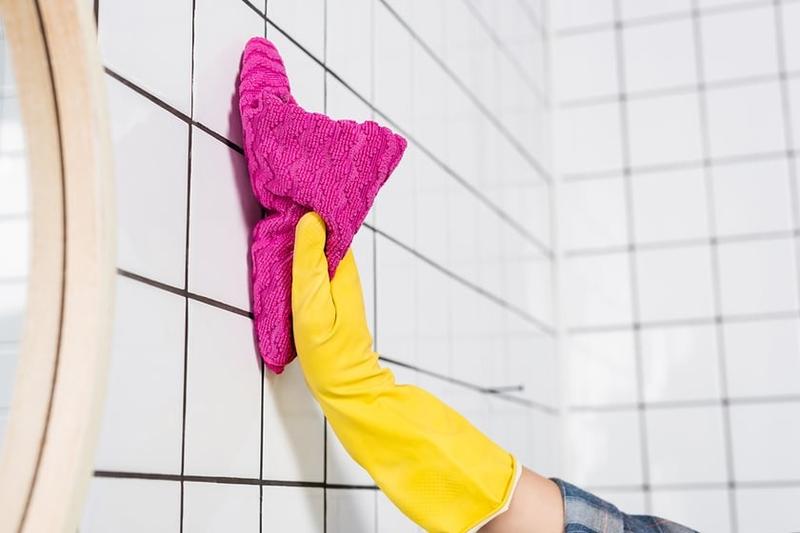 Praktyczny poradnik: Jak skutecznie odtłuścić płytki ceramiczne przed malowaniem?