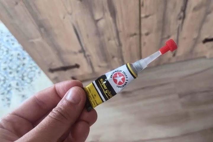Jak łatwo usunąć super glue z mebli bez ich uszkadzania?