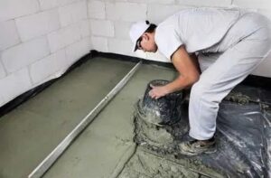 Kiedy można zacząć kłaść płytki? Sprawdzamy, ile schnie wylewka