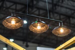 Odkryj magię niezwykłej estetyki żyrandoli industrialnych z eplafoniera.pl