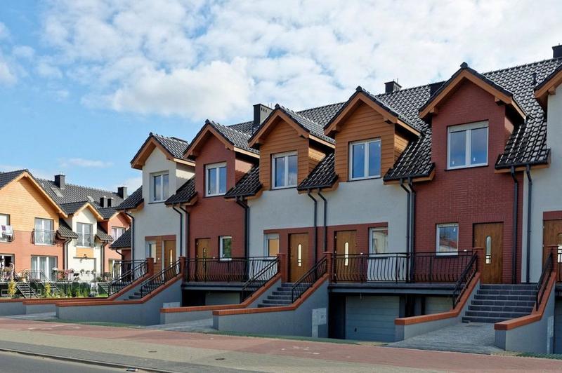 Dom szeregowy czy duże mieszkanie – która opcja lepiej spełni Twoje oczekiwania?