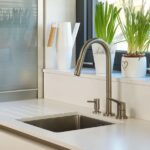 Jak efektownie połączyć parapet z blatem kuchennym?