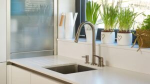 Jak efektownie połączyć parapet z blatem kuchennym?