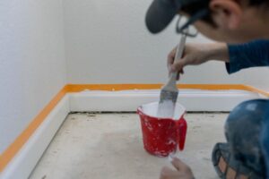 Jak skutecznie malować listwy styropianowe? Kompleksowy poradnik dla każdego domu