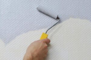 Jak skutecznie malować tapetę z włókna szklanego? Kompleksowy poradnik krok po kroku