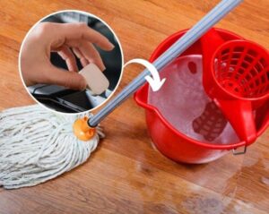 Skuteczne sposoby na to, jak pozbyć się smug na panelach – praktyczny poradnik dla każdego