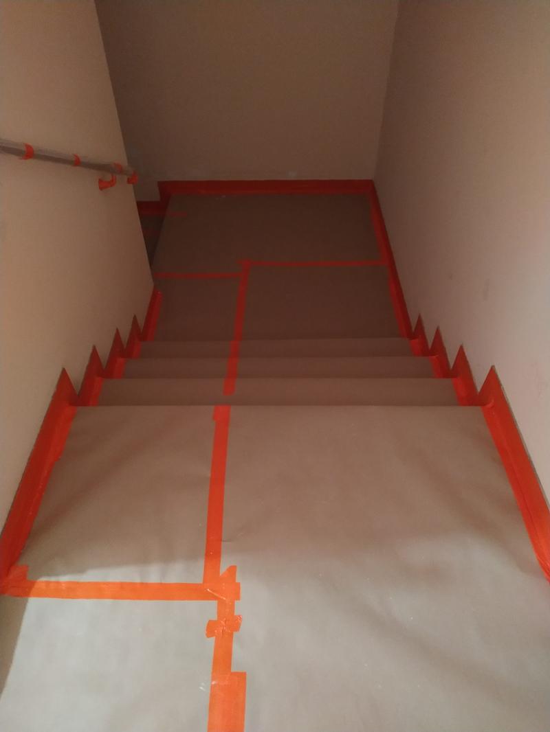 Zabezpieczanie podłogi przed malowaniem