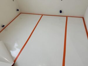 Jak skutecznie zabezpieczyć podłogę przed malowaniem? Poradnik krok po kroku