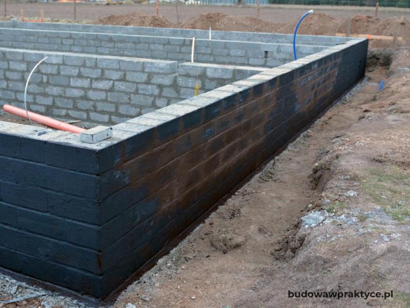 Praktyczny poradnik: Jak skutecznie malować fundament i jakie materiały wybrać?