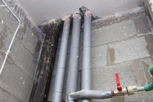 Sposoby na efektowne zamaskowanie rur od grzejnika, które musisz poznać