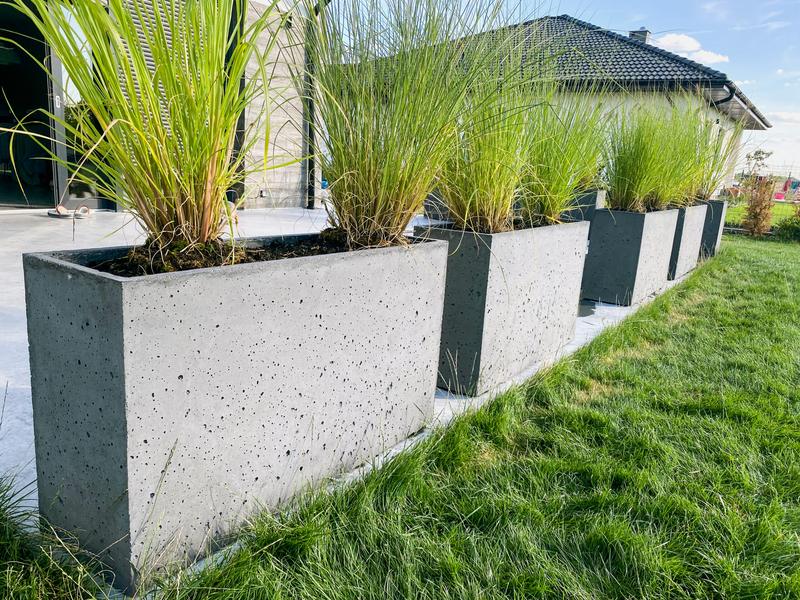 Jak pięknie zaaranżować betonowe donice z roślinami do gazonów?