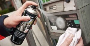 Odtłuszczanie plastiku przed malowaniem – praktyczny poradnik krok po kroku