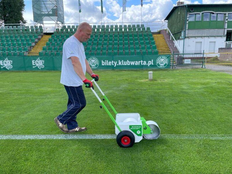 Malowanie linii na boisku trawiastym