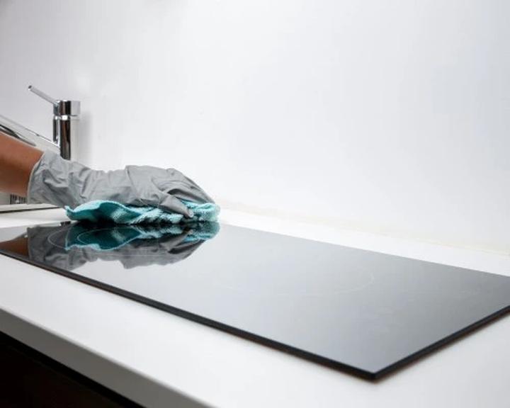 Odtłuszczanie mebli z płyty