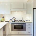 Kuchnie z lodówką wolnostojącą – czy to najlepszy wybór dla twojego wnętrza?