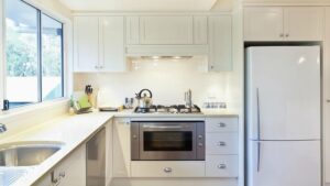 Kuchnie z lodówką wolnostojącą – czy to najlepszy wybór dla twojego wnętrza?