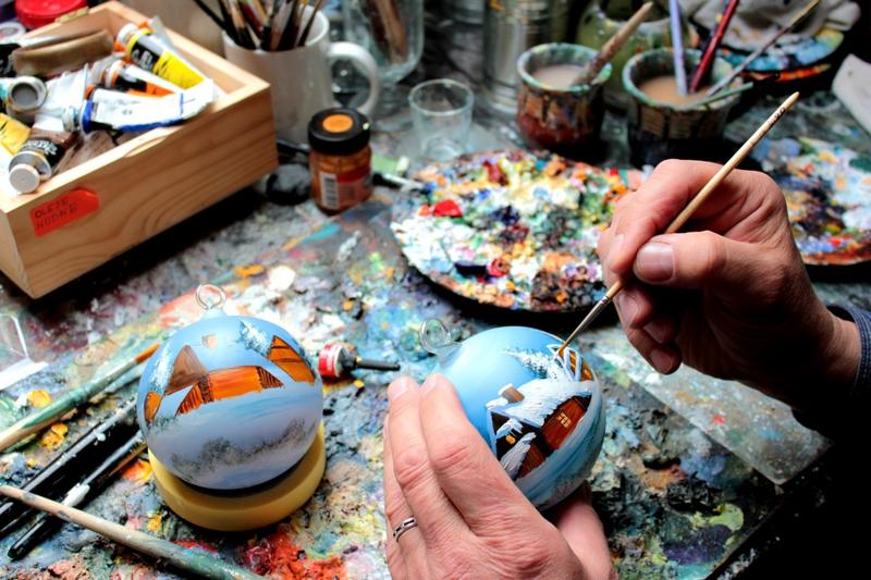 Porównanie farb i dekoracji do bombek