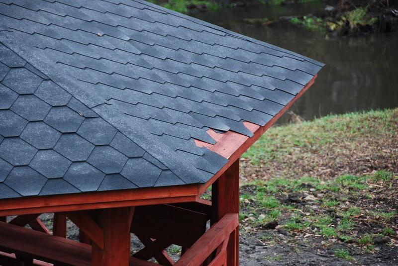 Słoma i trzcina na dach altany