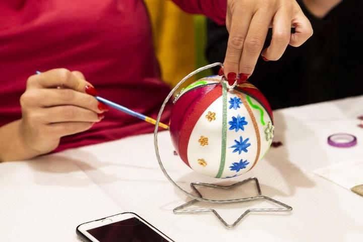 Techniki dekorowania bombek świątecznych