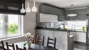 Alternatywy dla drzwi do kuchni: kilka najlepszych pomysłów na otwarte przestrzenie