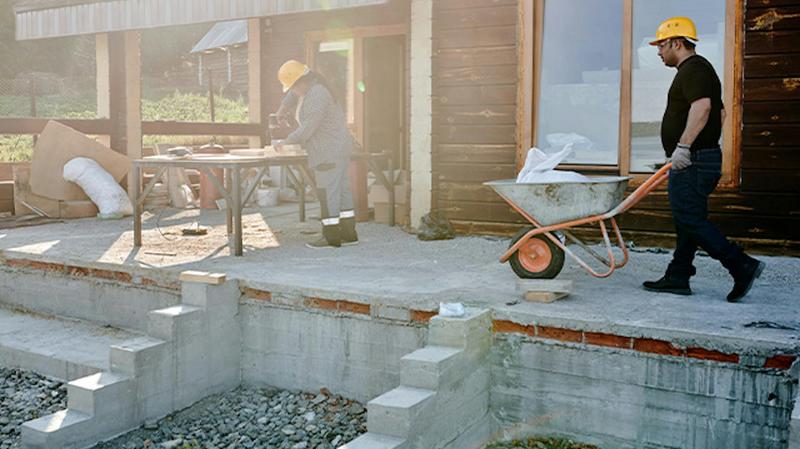 Praktyczny poradnik: Jak wykonać odpowiedni spadek na tarasie?