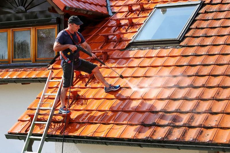 Skuteczne sposoby na mycie dachu przed malowaniem – praktyczny poradnik