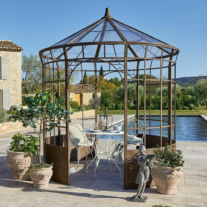 Kompozycje kwiatowe w altanie