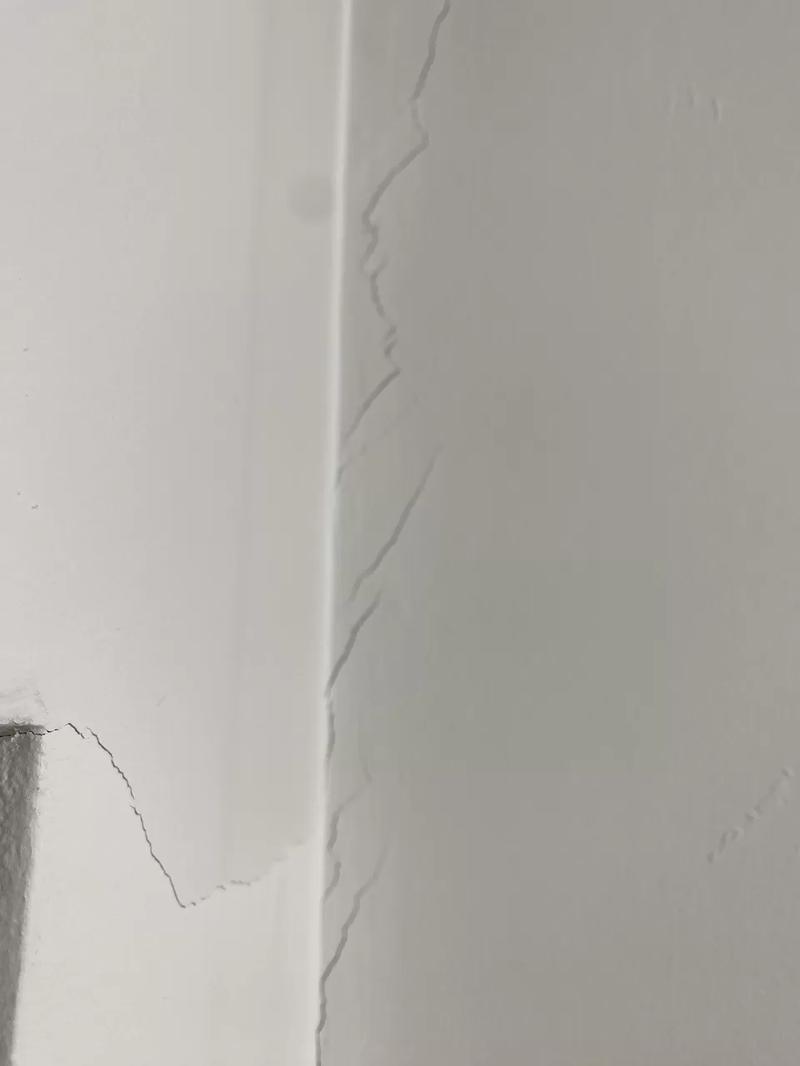 Niebezpieczne pęknięcia ścian