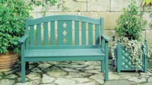 Ekspert podpowiada, jak i czym malować ławki ogrodowe – praktyczne porady dla każdego ogrodnika