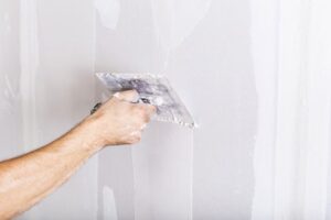 Jak poprawnie nałożyć gładź na starą farbę – czy to możliwe?