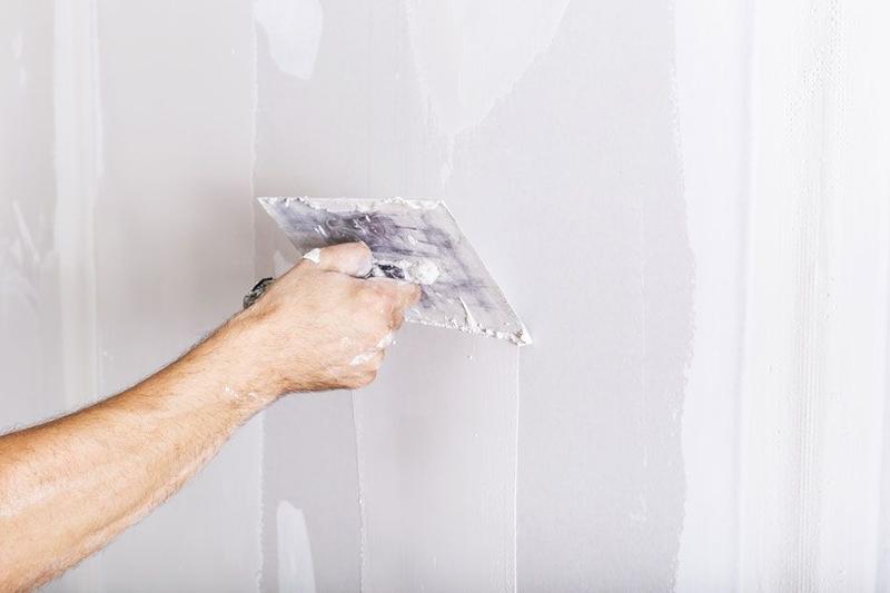 Jak poprawnie nałożyć gładź na starą farbę – czy to możliwe?