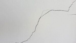 Kiedy pęknięcia ścian stają się niebezpieczne? Oto oznaki, które powinny cię zaniepokoić