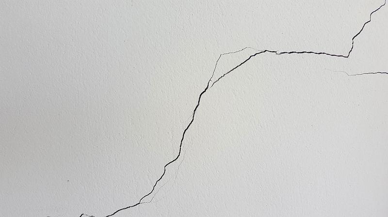 Kiedy pęknięcia ścian stają się niebezpieczne? Oto oznaki, które powinny cię zaniepokoić