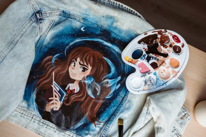 Sekrety malowania ubrań: Porady eksperta, jak i czym nadać im nowy blask