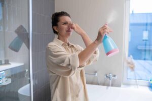 Skuteczne sposoby na usunięcie nieprzyjemnego zapachu z łazienki – praktyczne porady dla każdego