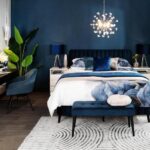 Zjawiskowe aranżacje granatowej sypialni w stylu glamour – odkryj inspiracje!