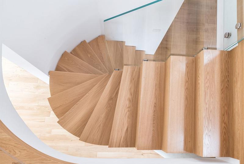 Alternatywy dla płytek na schody zewnętrzne