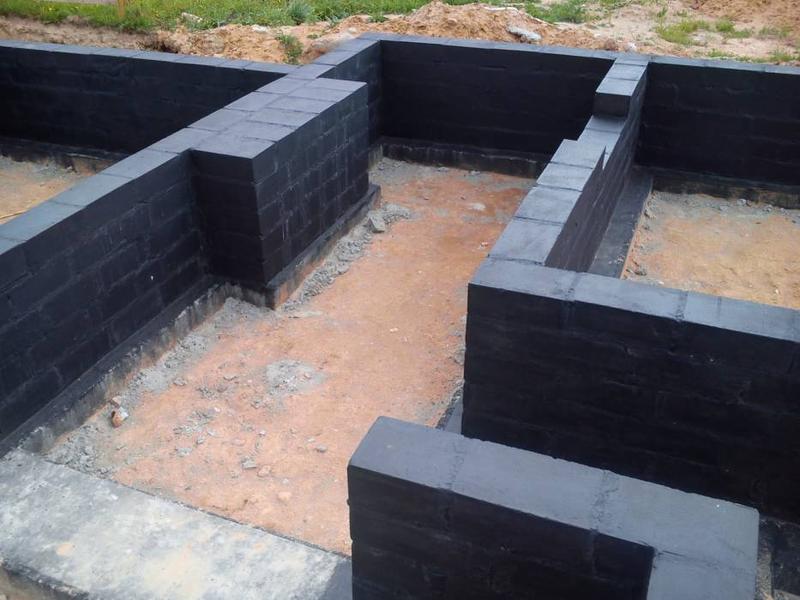 Malowanie ścian fundamentowych