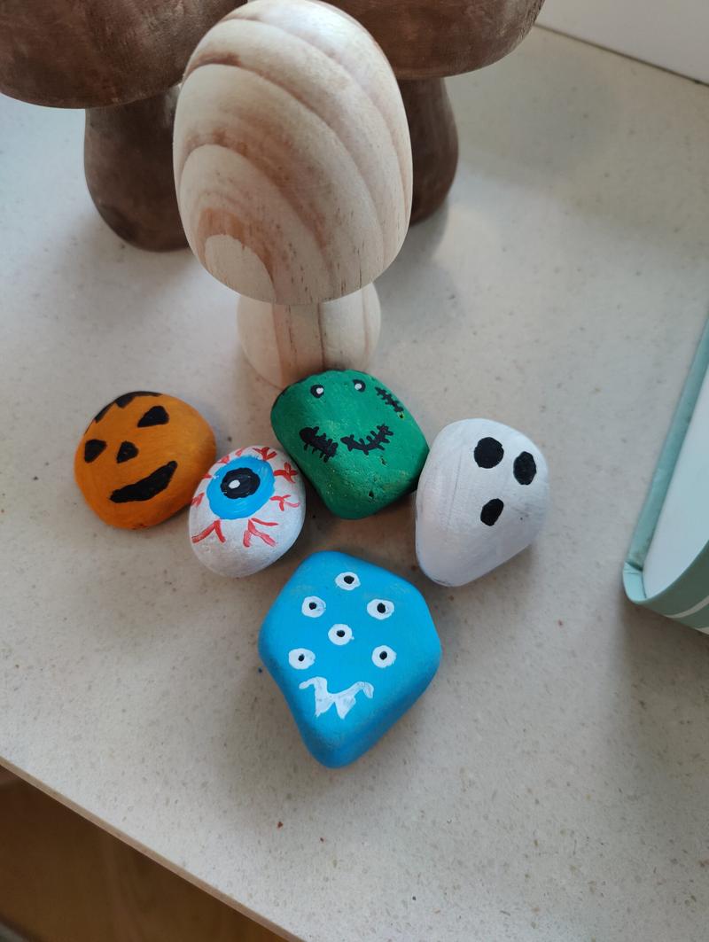 Motywy roślinne w malowaniu kamieni