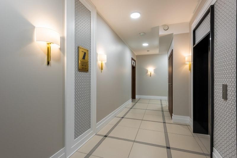 Pasek pod sufitem w aranżacji wnętrz