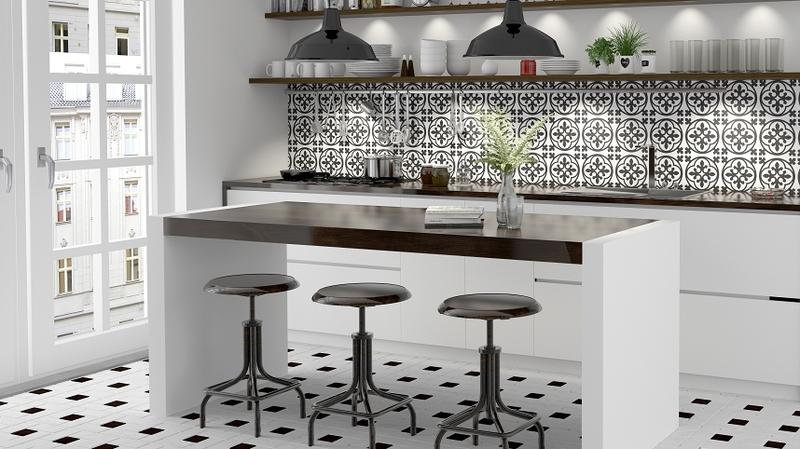 Ściana między szafkami kuchennymi