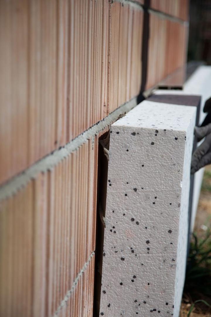 Wybór odpowiedniego gruntu do styropianu