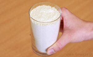 Ile waży szklanka mąki? Odkryj wagę w gramach!