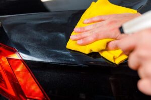 Jak skutecznie odtłuścić lakier przed malowaniem? Poradnik krok po kroku