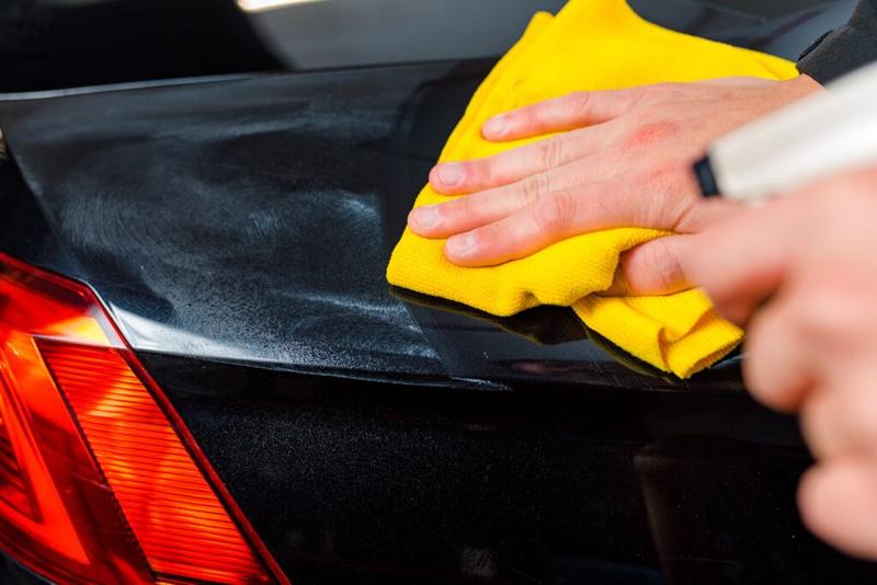 Jak skutecznie odtłuścić lakier przed malowaniem? Poradnik krok po kroku