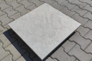 Jak skutecznie położyć płytki na tarasie, żeby nie odpadły – oto co musisz zrobić