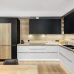 Jak sprytnie schować gniazdka w kuchni? Praktyczne rady, które odmienią Twoje wnętrze