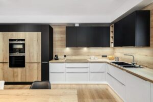 Jak sprytnie schować gniazdka w kuchni? Praktyczne rady, które odmienią Twoje wnętrze